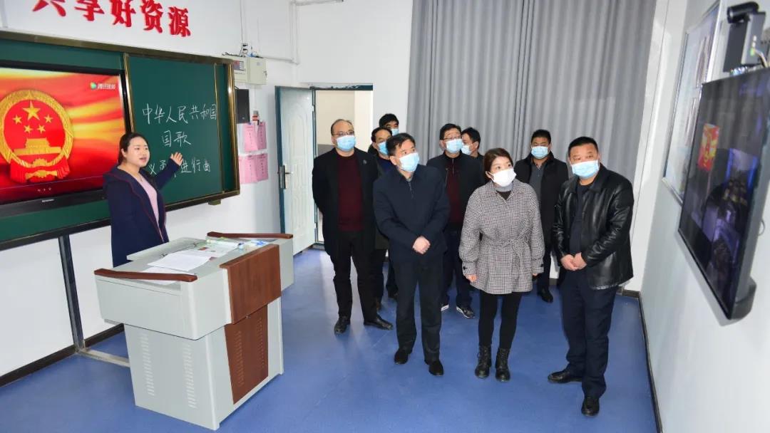 竹山縣領(lǐng)導觀摩專遞課堂開課情況.jpg