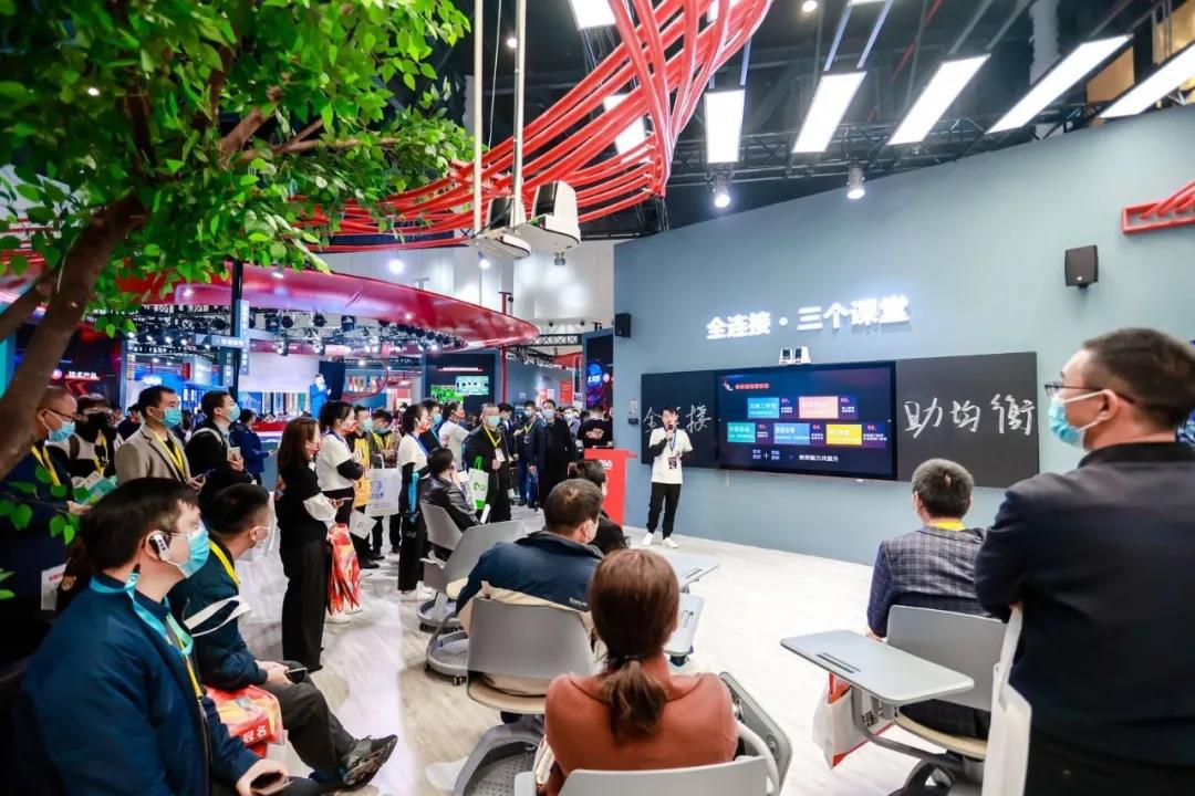 奧威亞獨家冠名第80屆教裝展，“全連接”理念驚艷登場