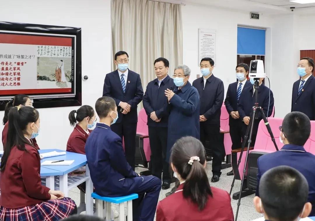 奧威亞在新疆丨兵團一中這節(jié)遠程互動課，陳寶生部長高度贊譽